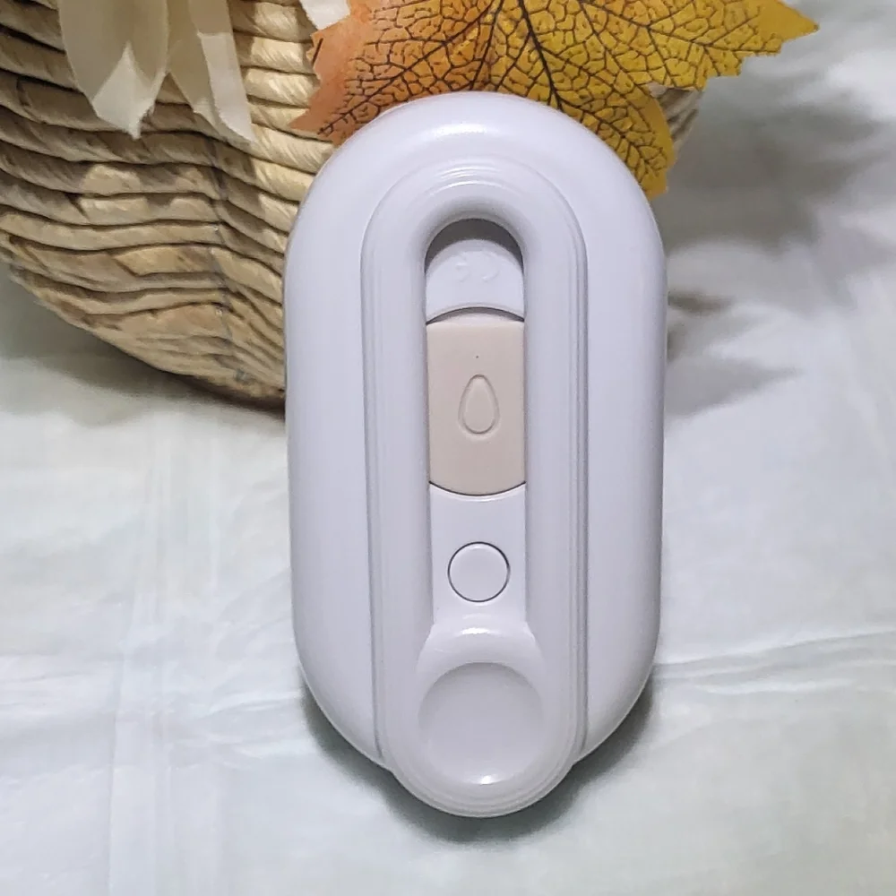 White NIB Pet/Cat Electric Spray Handle Massage Brush
